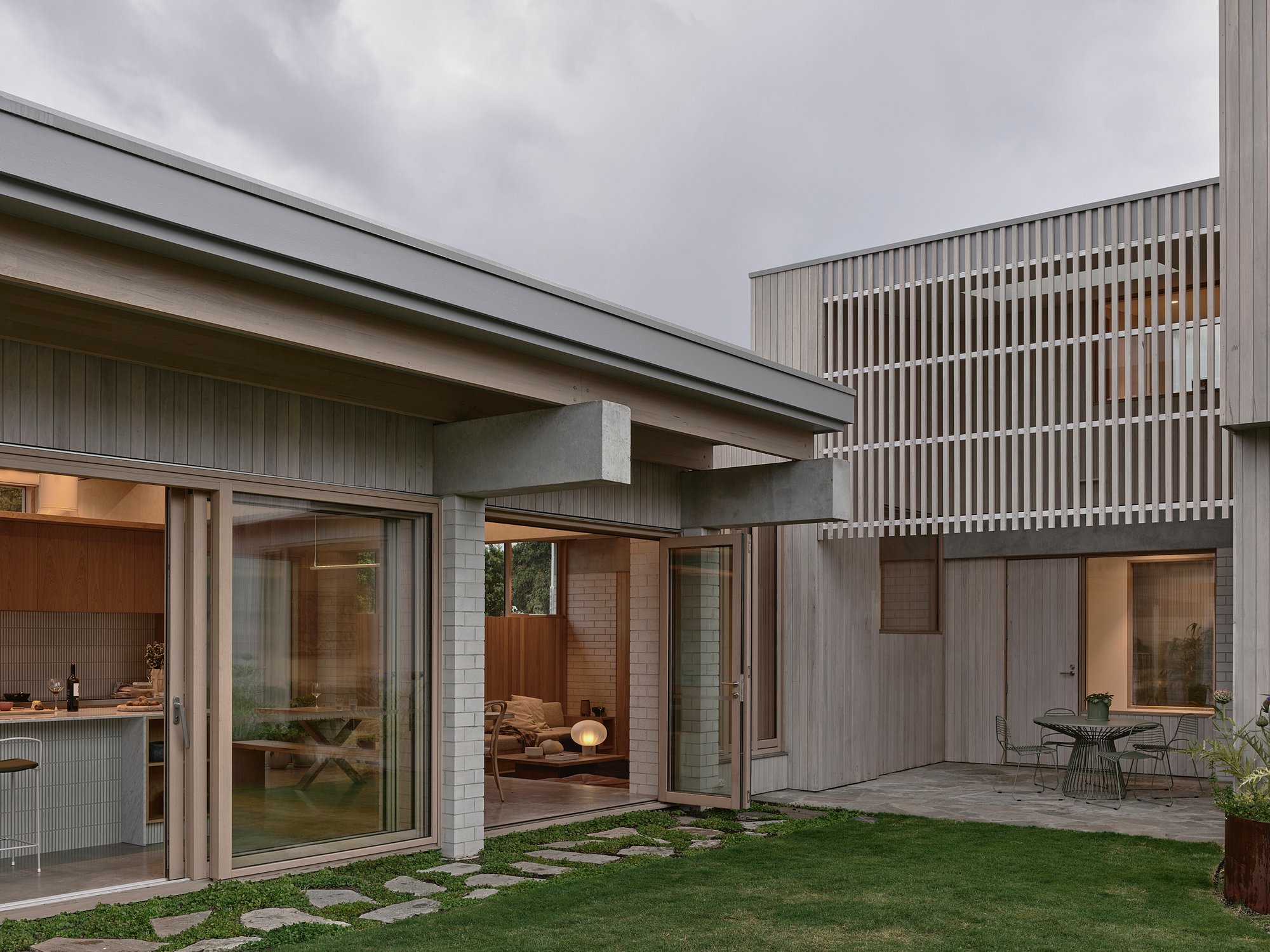 MRTN Architects Channels California Eichler Homes on a Melbourne Corner Block