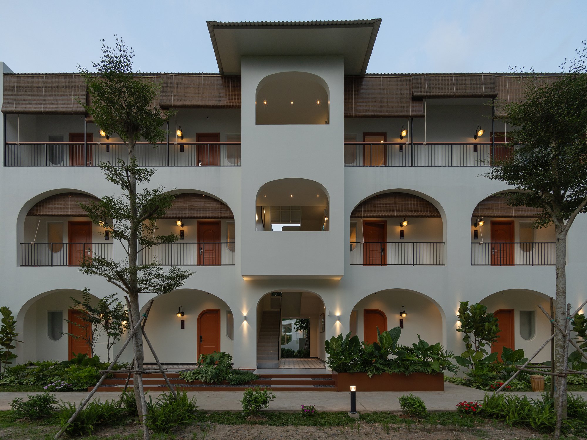 PAU Architects Wraps a Canal-Side Hotel in Sa Đéc's Flower Village in Arches and Tropical Gardens