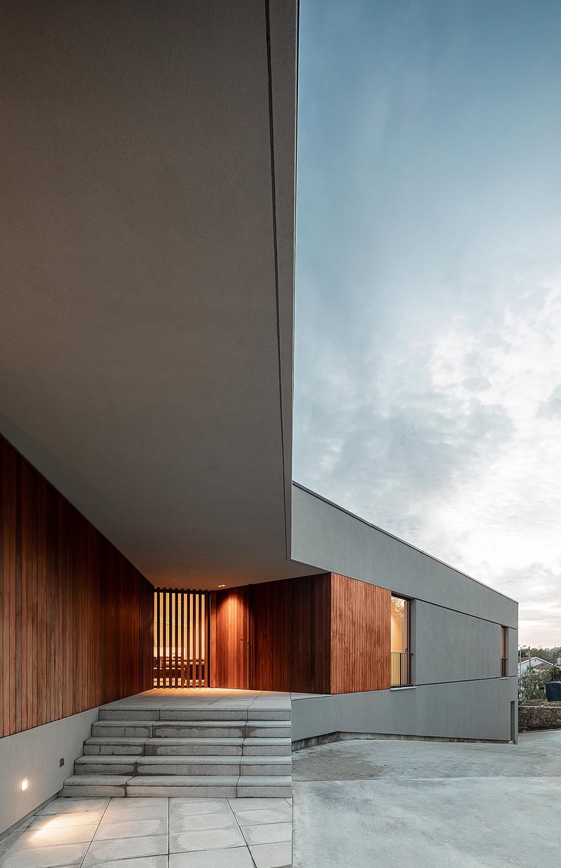 Sharp roofline articulation framing sky views and emphasizing the cantilever.