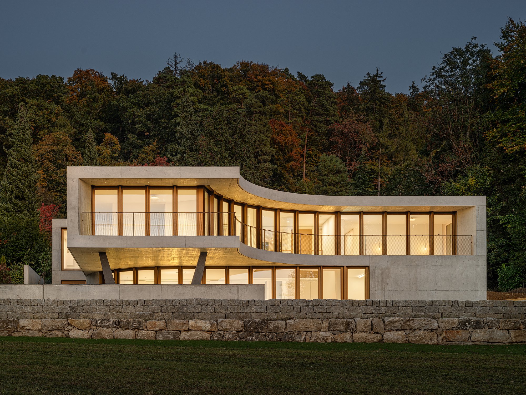 Winkelhaus: A Curved Concrete Home Shaped by Terrain
