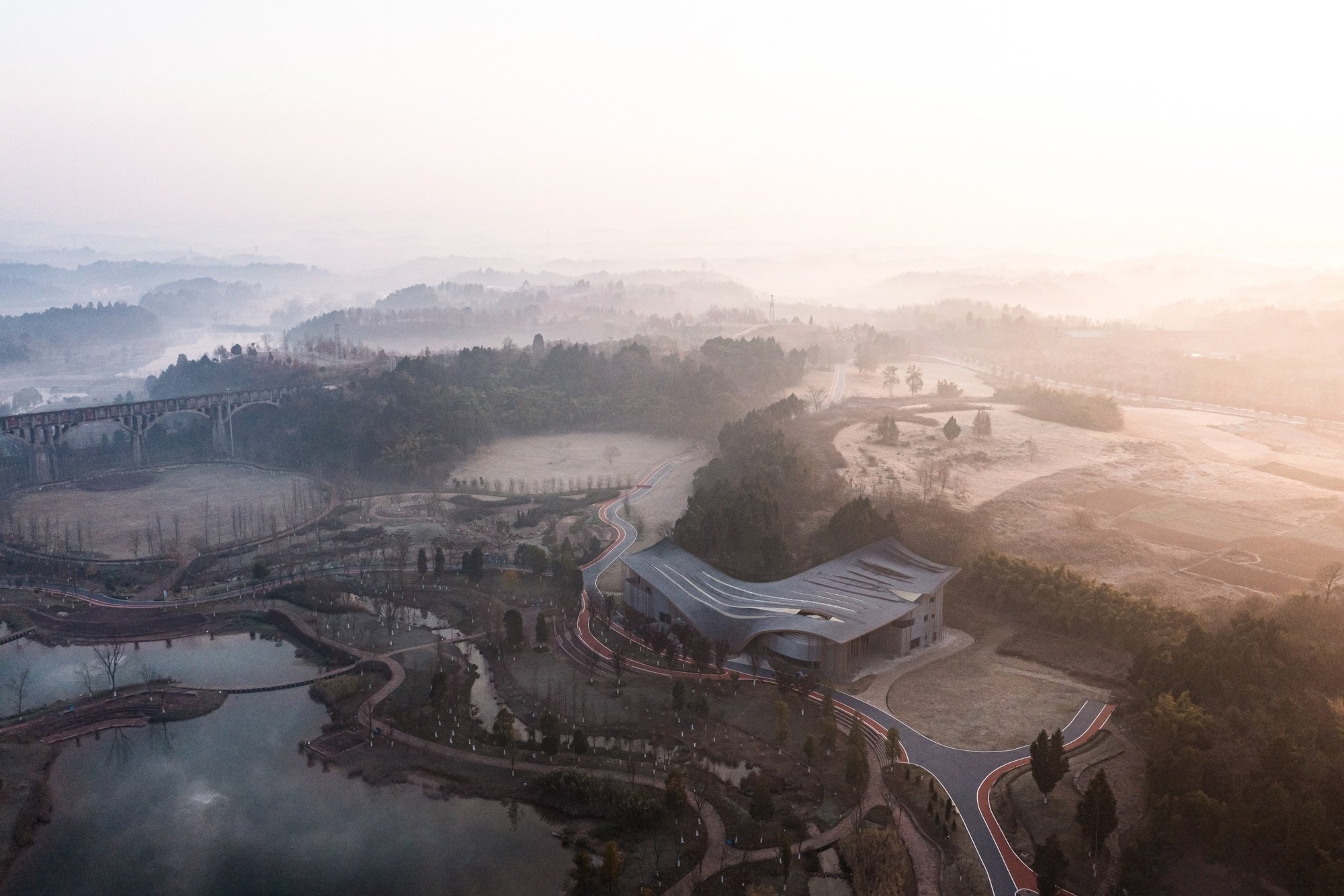 AOMOMO Studio Sculpts a Ribbon of Roof into a Canal Heritage Memorial in Sichuan