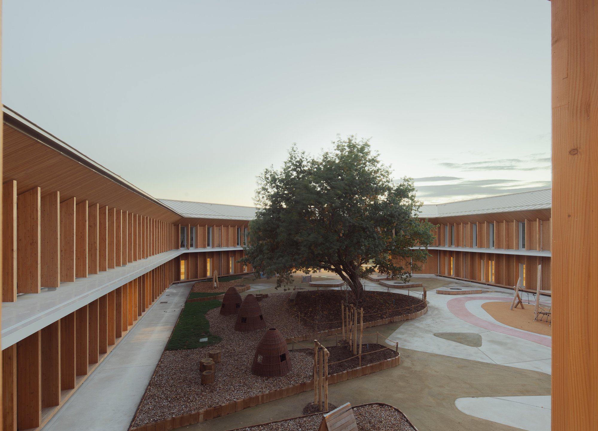 Leibar Seigneurin Stacks Two Schools on a Slope in Vertou, Letting the Roof Chase the Ground