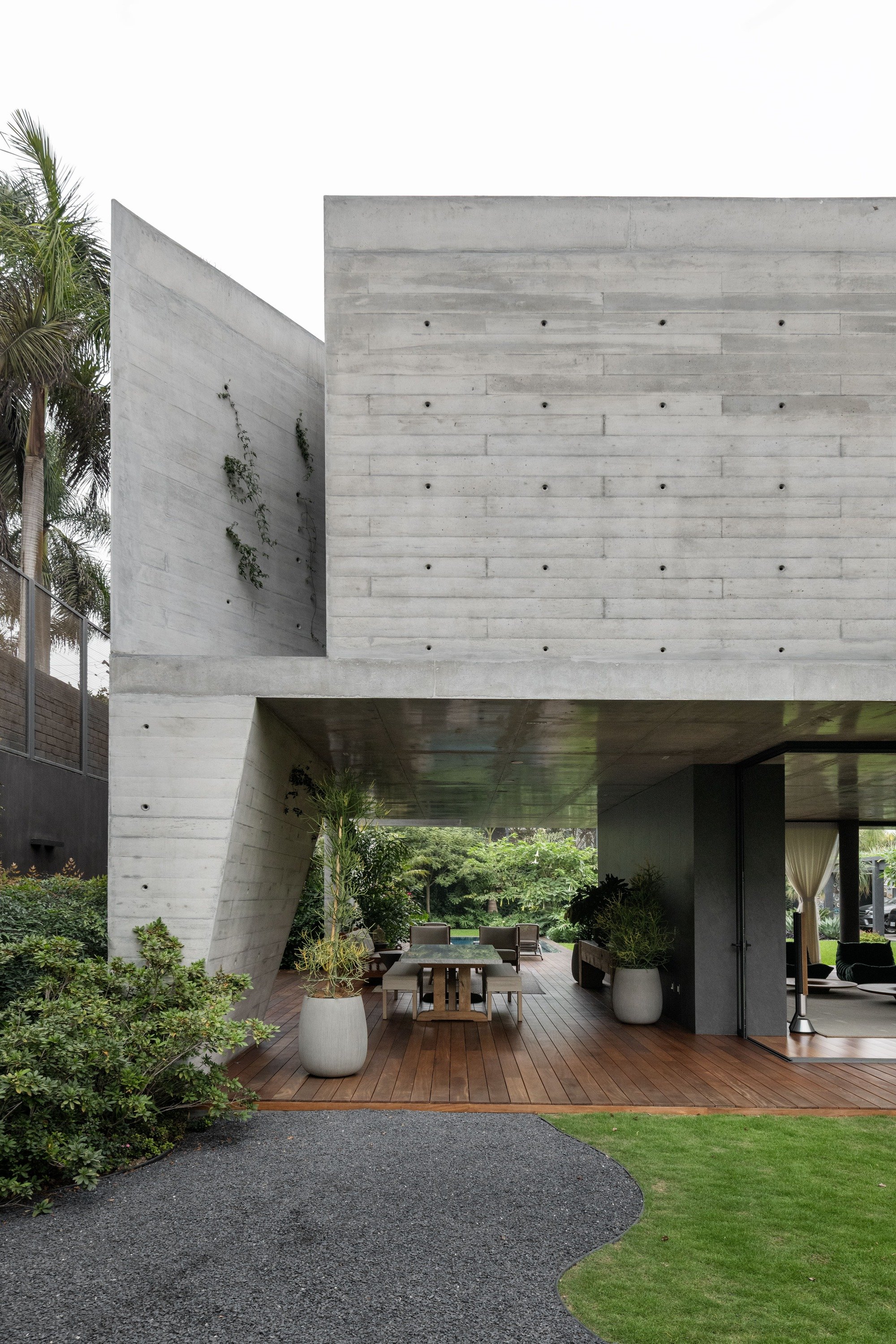 404 Arquitectura Suspends a Concrete Beam Across a Lima Garden to Structure Domestic Life