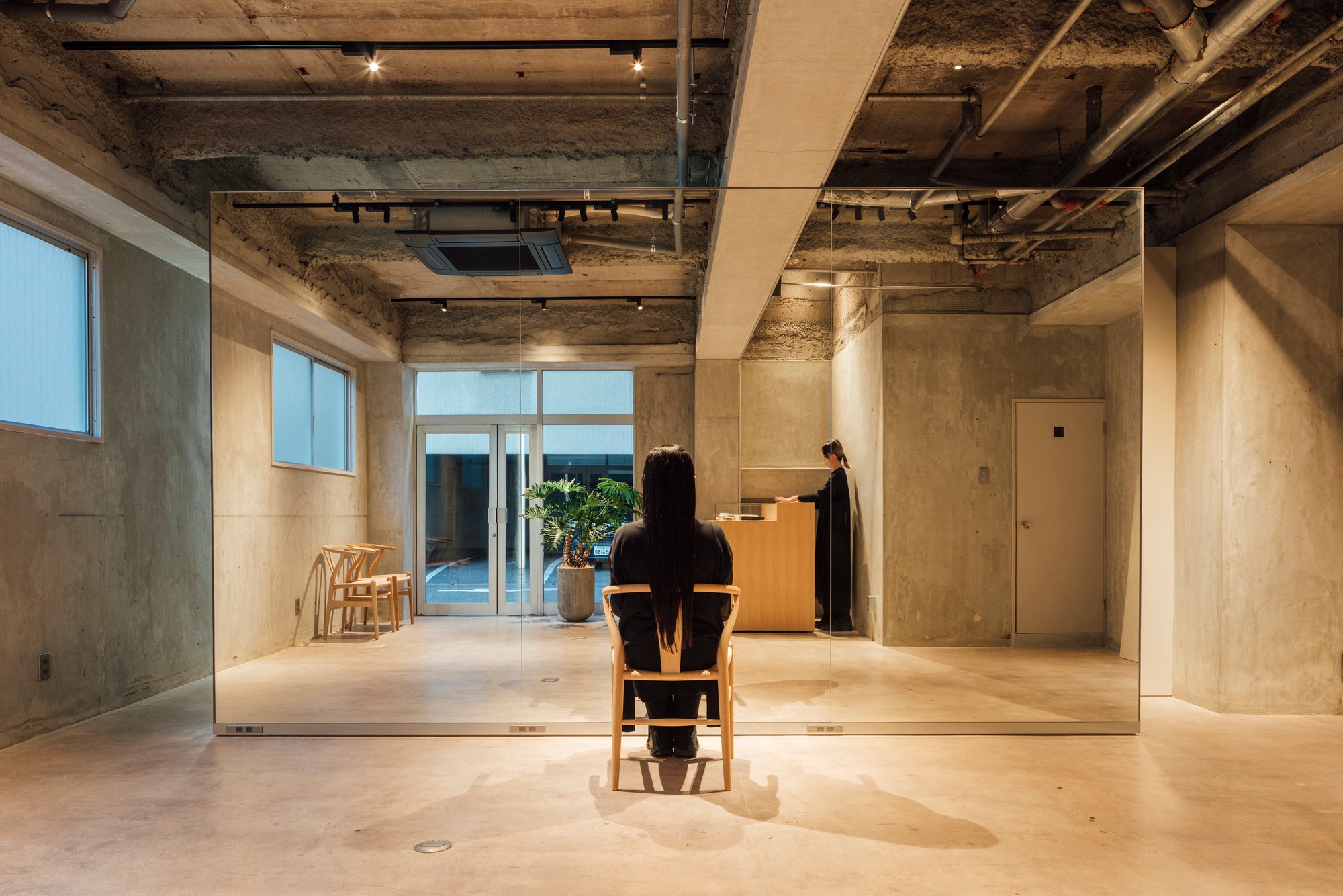 TEKI Design Hides a Beauty Salon, Dance Studio, and Café Inside 50 Square Meters of Concrete
