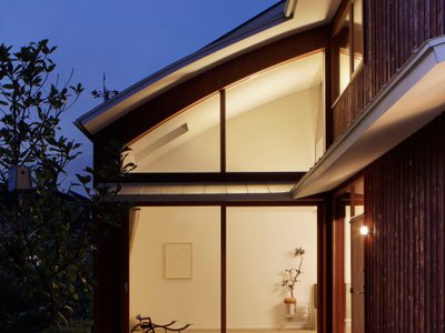 CASE-REAL Wraps a Chofu City House in Bengara-Stained Cedar That Fights the Green