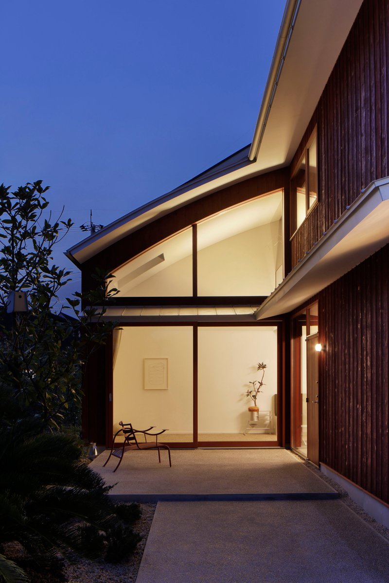 CASE-REAL Wraps a Chofu City House in Bengara-Stained Cedar That Fights the Green