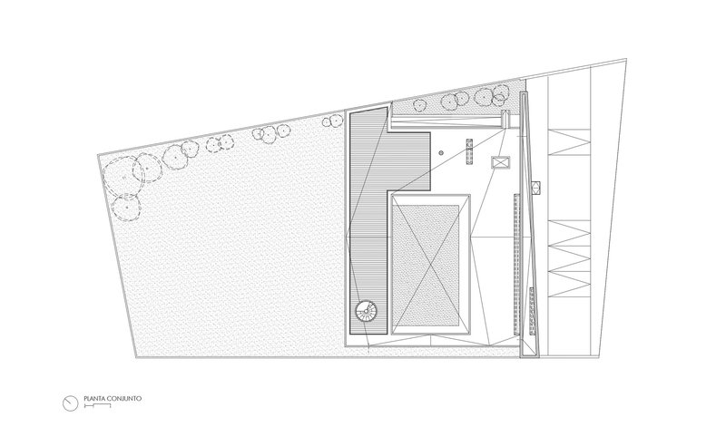 Site plan drawing showing a single volume with courtyard and tree line along the western edge