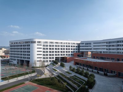 TONG YUAN DESIGN Nestles a 121,000 m² School Campus at the Foot of a Mountain in Jinan