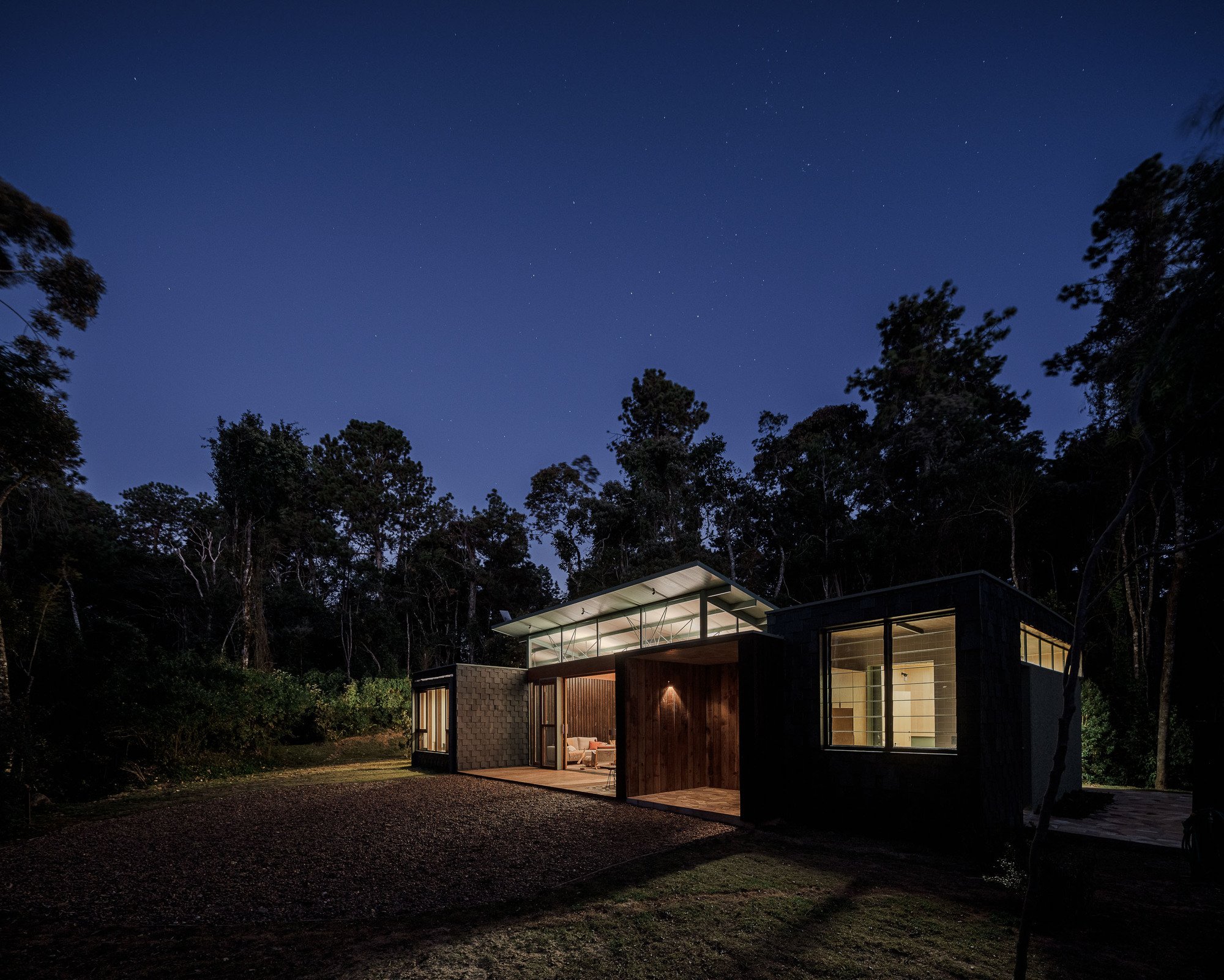 Estúdio HAA! Threads a Timber Refuge Through the Forest Canopy of São Bento do Sapucaí