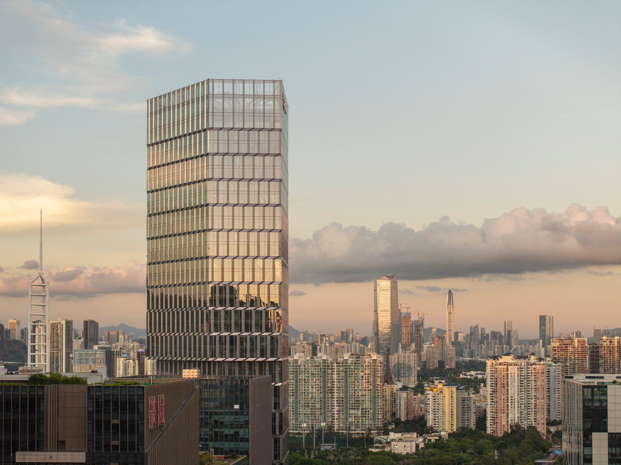HENN Stacks a 211-Meter Cloud-Inspired Tower onto a Narrow Shenzhen Tech Campus