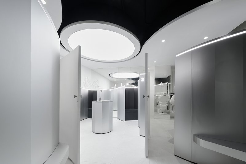 space+craft Reshapes a 37 m² Bangkok Dental Clinic into a Soft, Curvilinear Interior