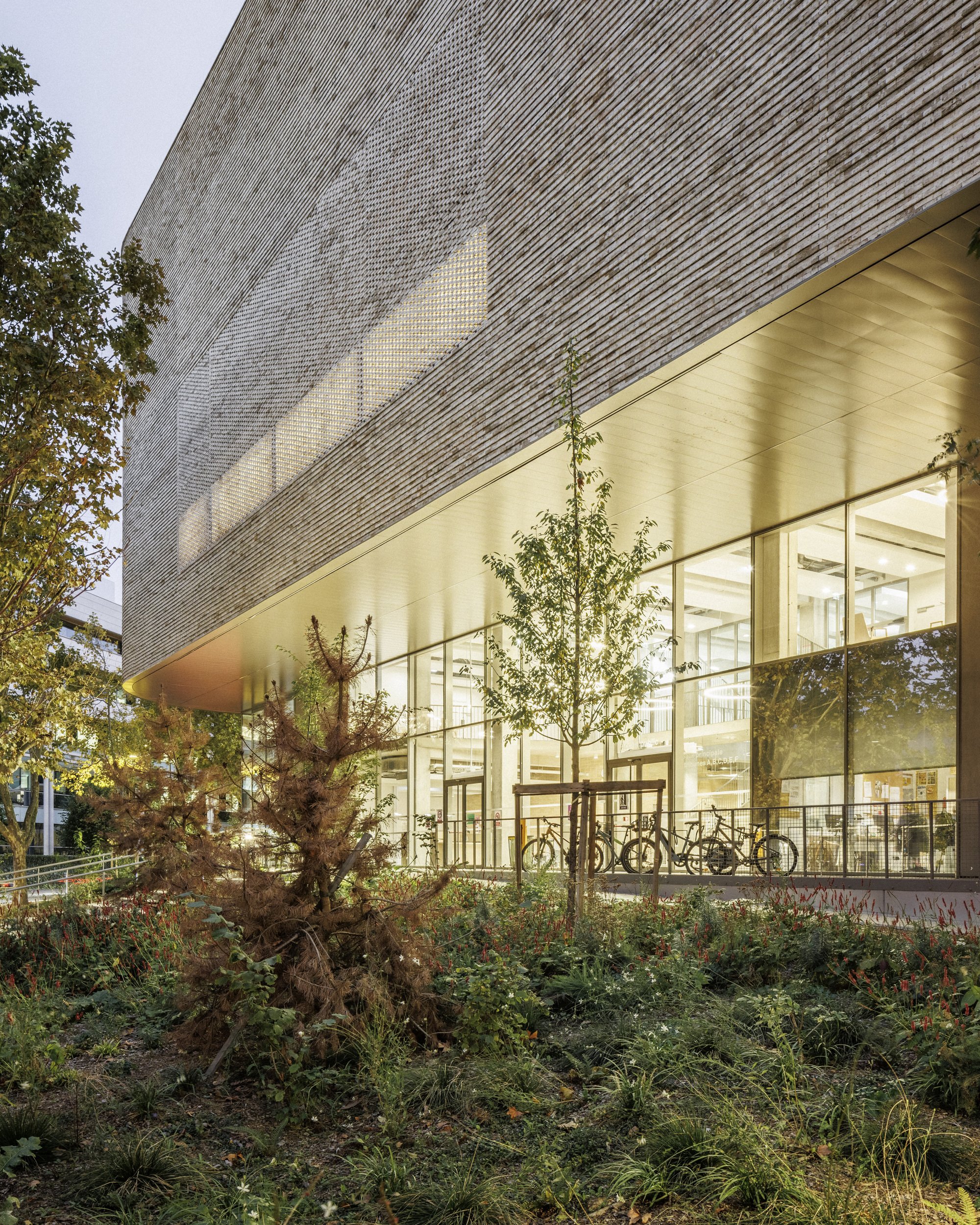 ANMA Wraps a Brick Monolith Around 1,000 Seats and Recycled Oyster Shells in Colombes