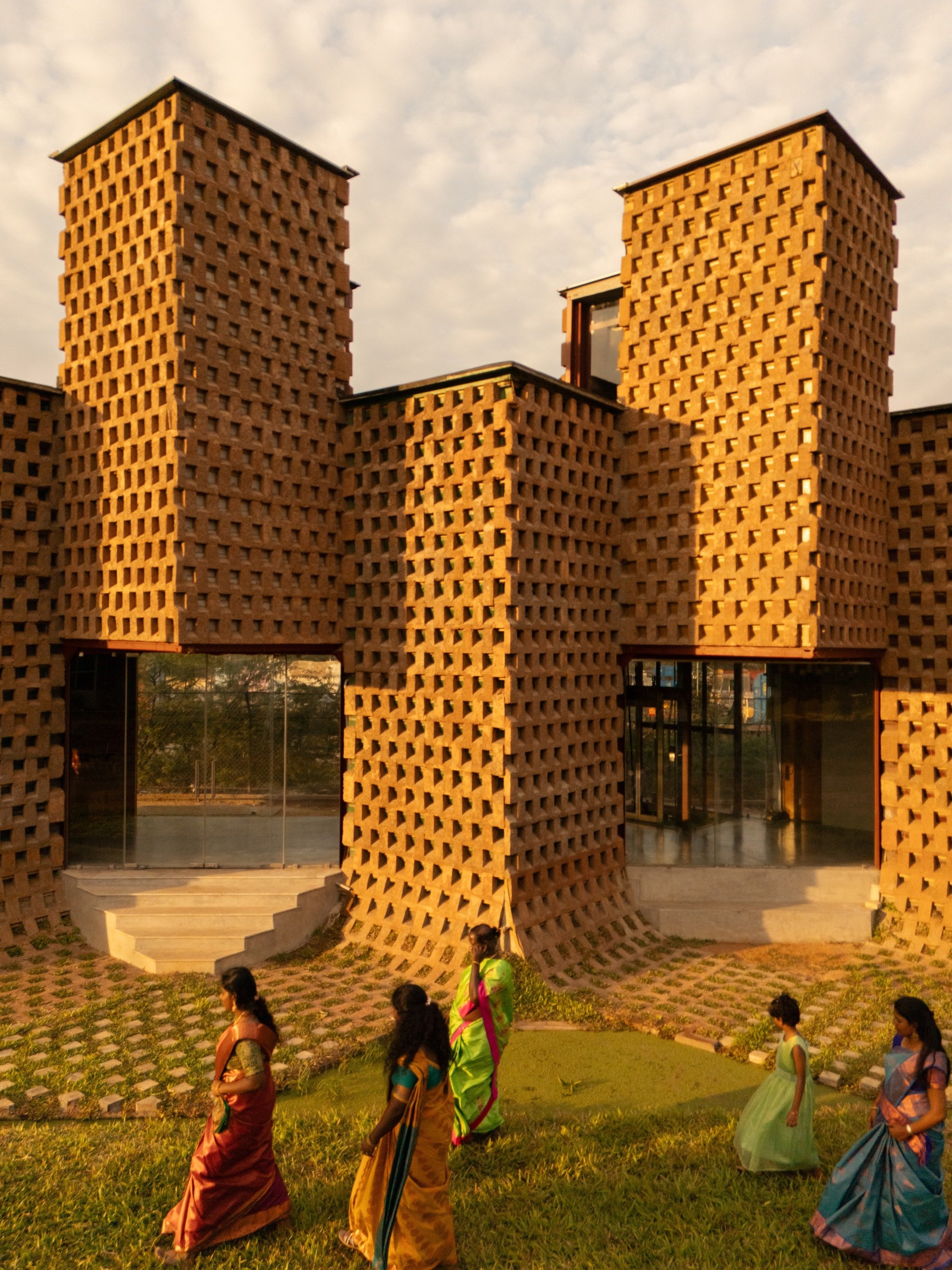 Wallmakers Wraps Twelve Shipping Containers in Mud to Build a Restaurant in Tamil Nadu