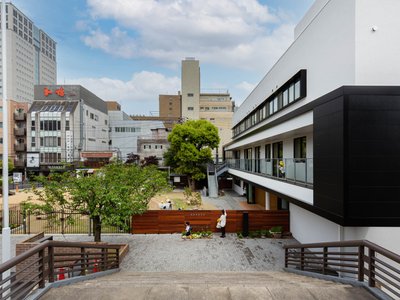 HIBINOSEKKEI and Youji no Shiro Wrap an Okayama Nursery in Copper-Dusted Timber Louvers