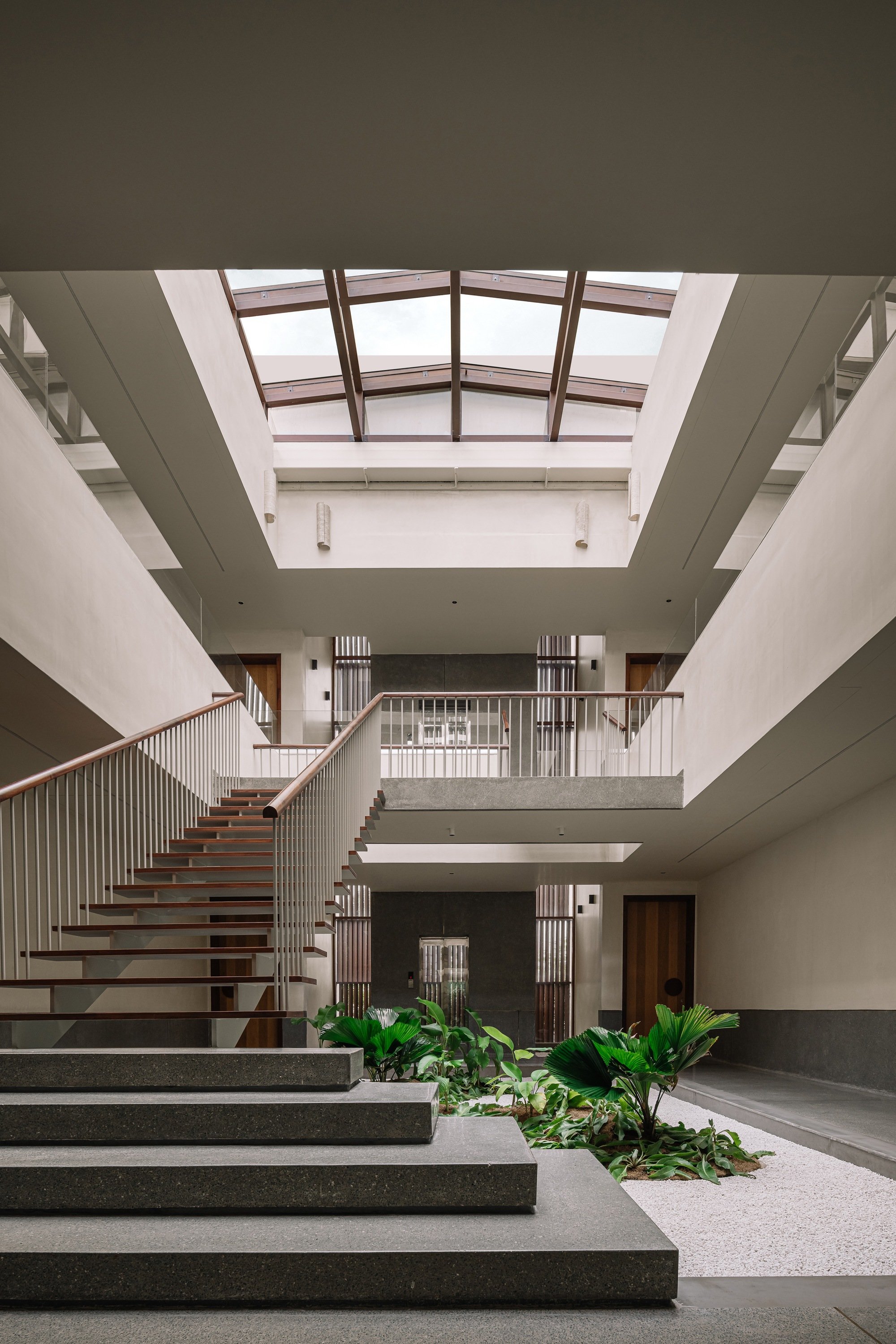 Studio Saransh Carves a 14,000 Sq Ft Home Around Courtyards and Orchards in Gujarat