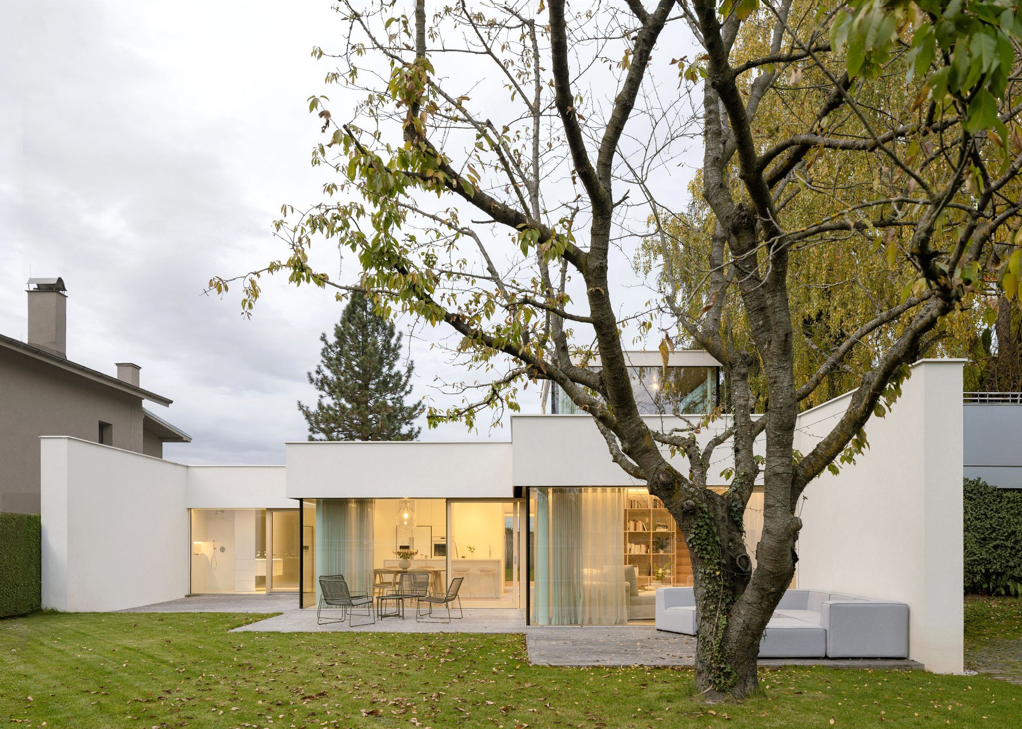 Mackovič Architecture Wraps a Prague Villa Around Courtyards and Soft Southern Light