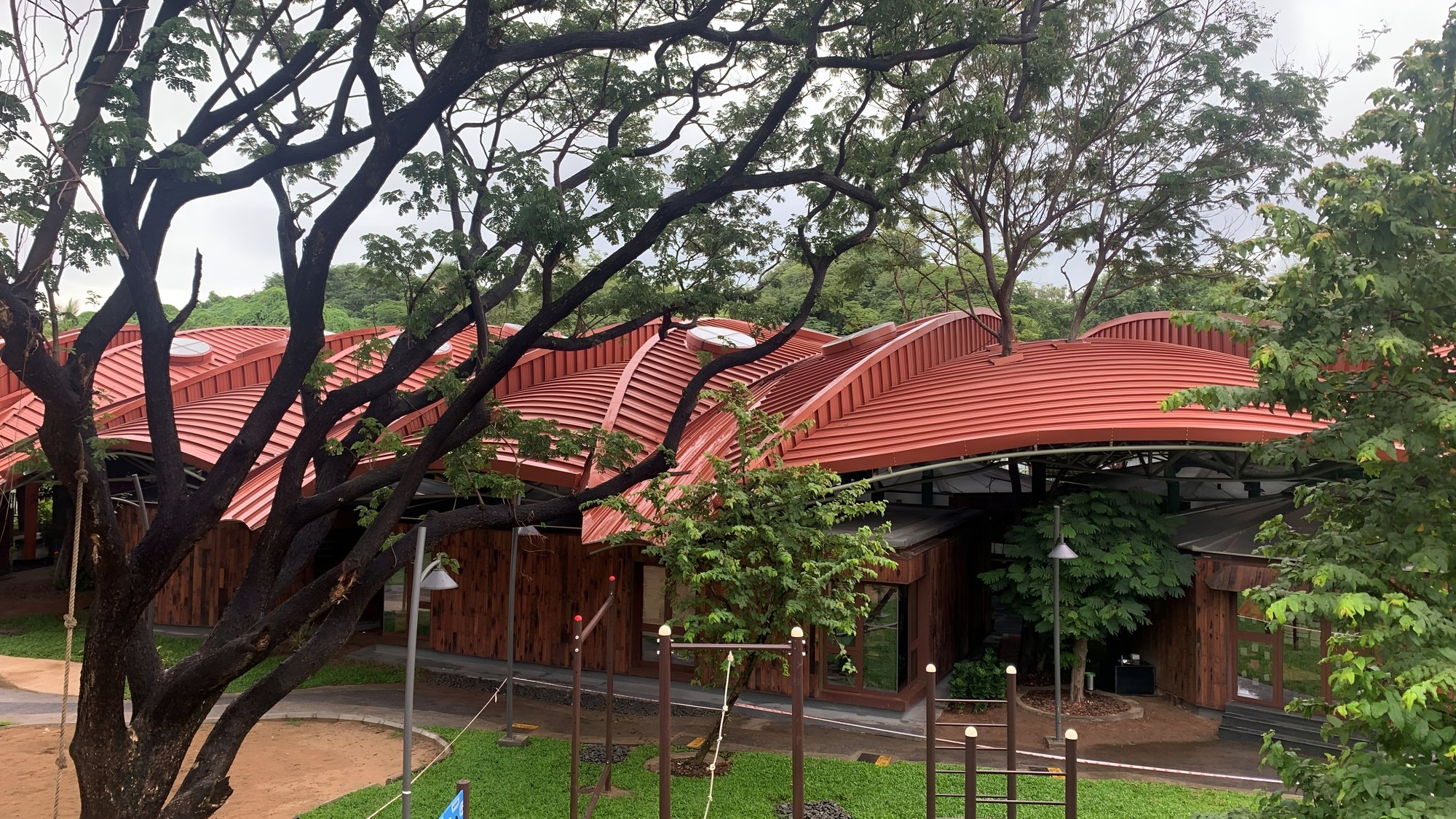 Vastushilpa Sangath Weaves a 1,850-Student School Through 1,400 Trees in Chennai