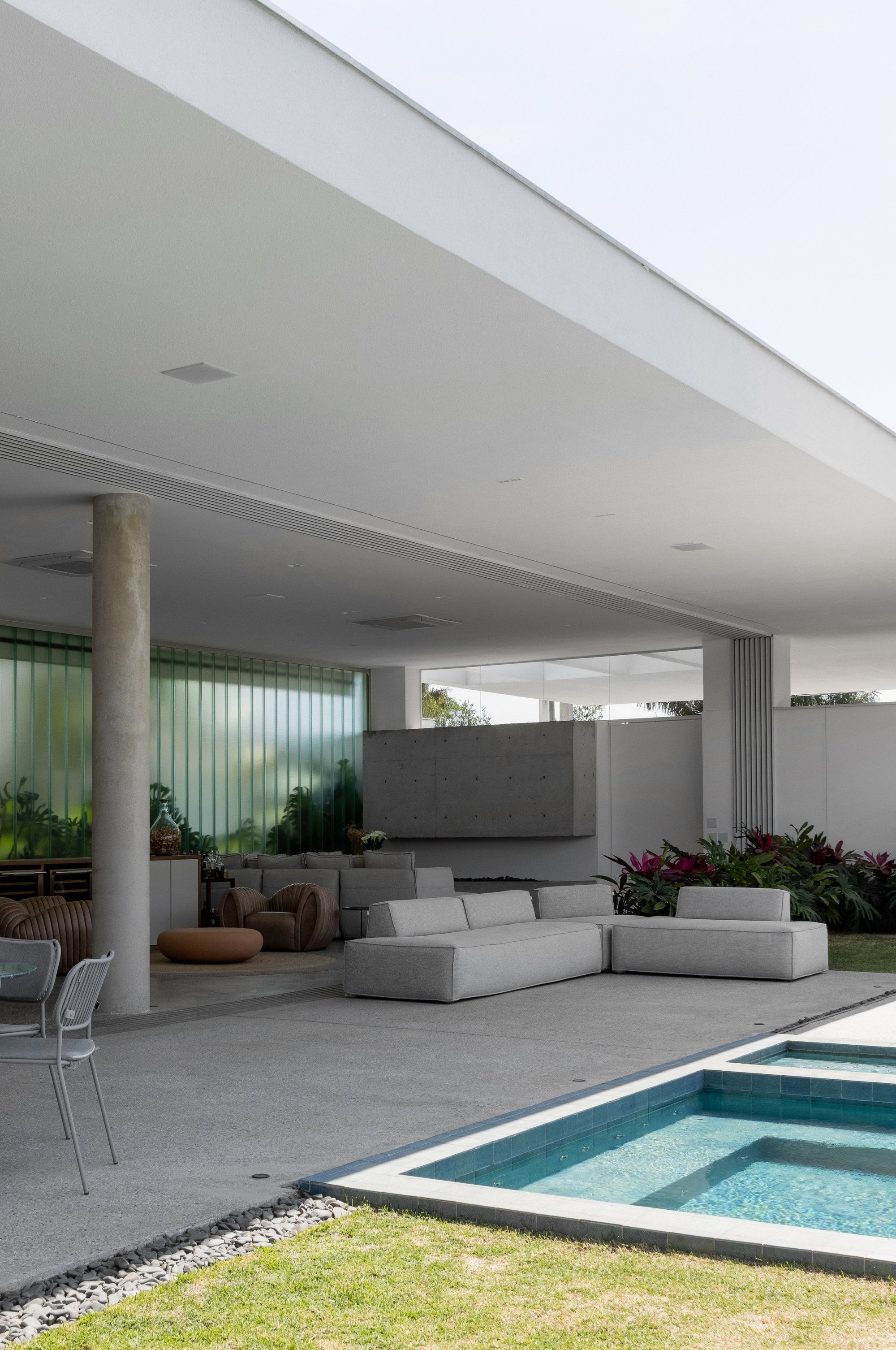 Fpoles Arquitetos Stretches a Single Canopy Across an Entire São Paulo House