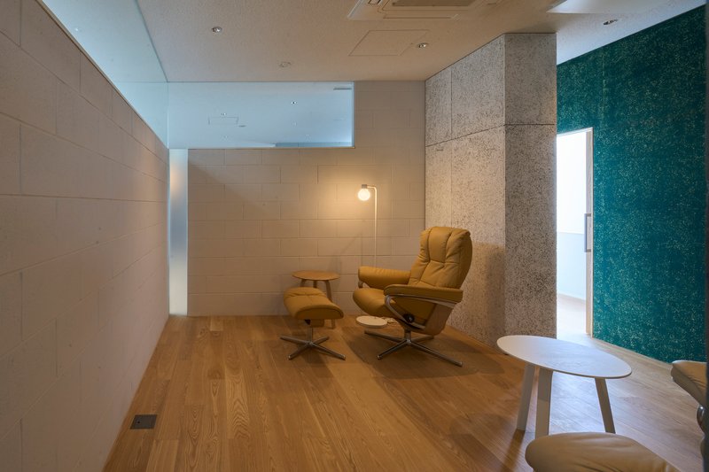 Alcove with tan leather lounge chair and ottoman beneath a curved plaster ceiling