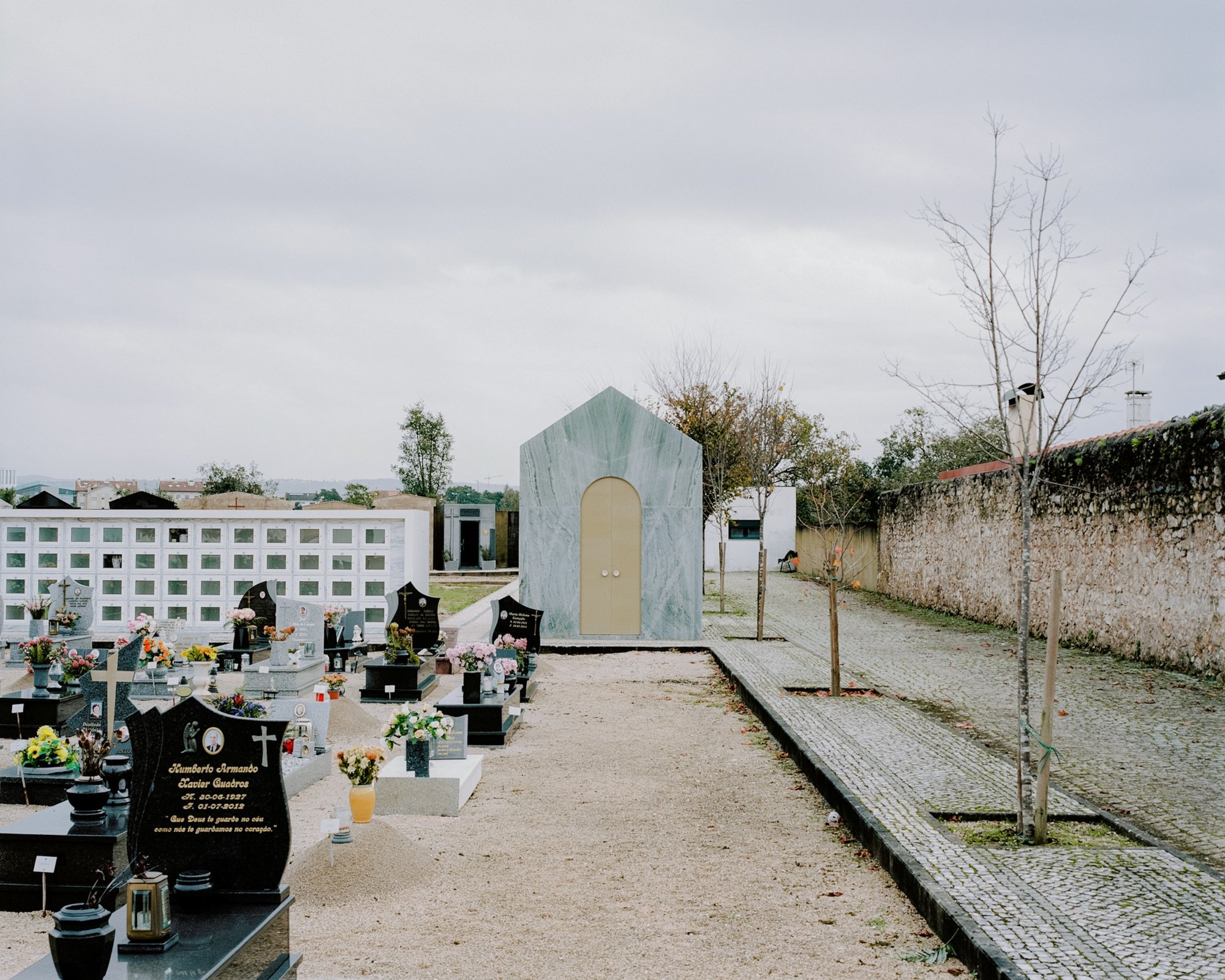 Comoco Arquitectos Carves a Family Tomb from Verde Viana Marble in Coimbra