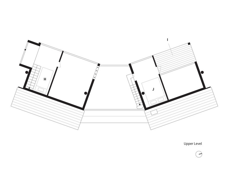 Upper level floor plan showing two bedroom wings with exterior decks