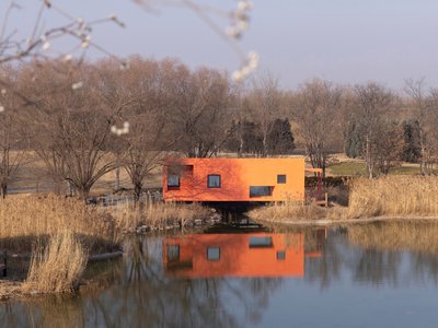 Wiki World and Advanced Architecture Lab Float a 79 m² Timber Cabin Over a Zhengzhou Pond