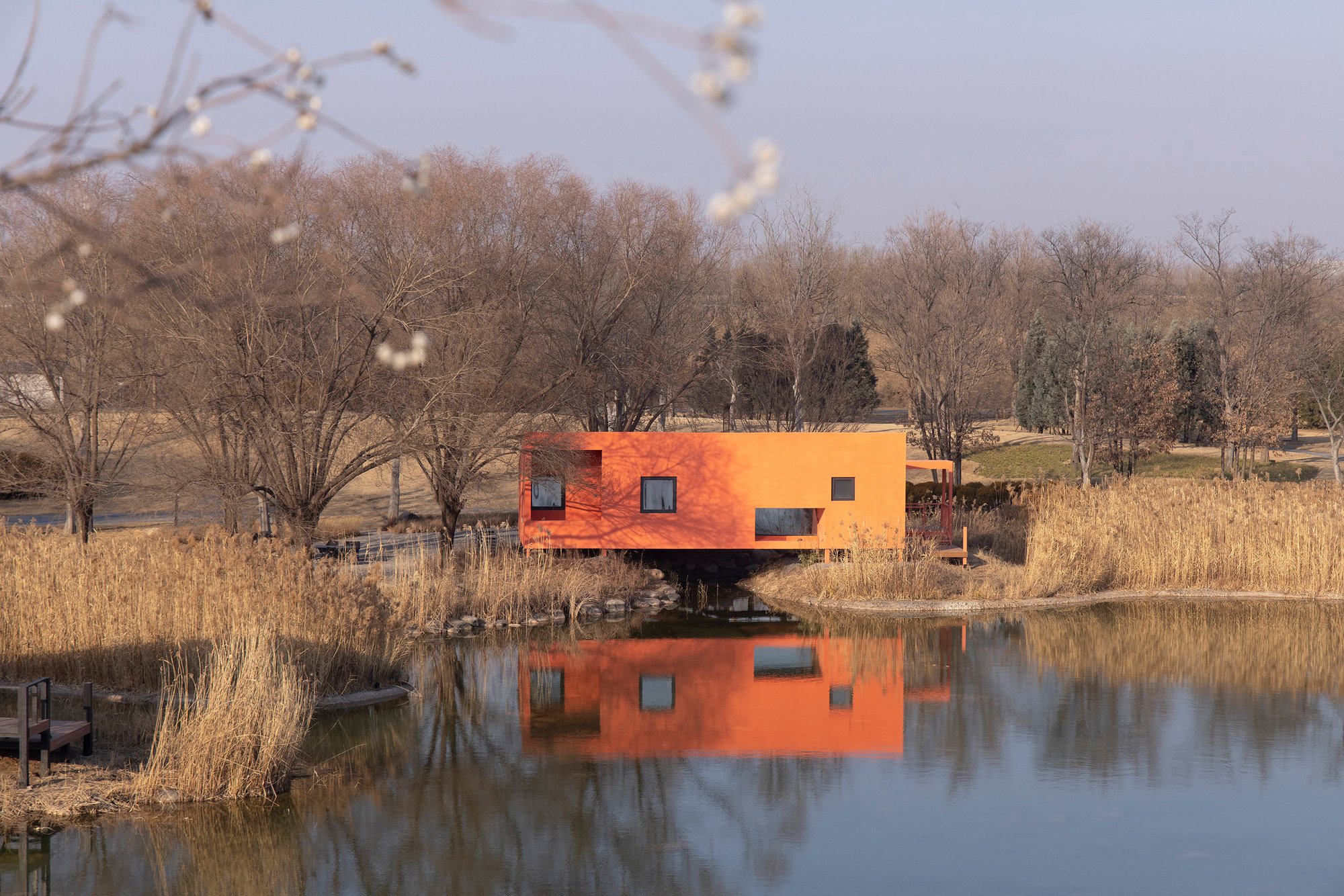 Wiki World and Advanced Architecture Lab Float a 79 m² Timber Cabin Over a Zhengzhou Pond