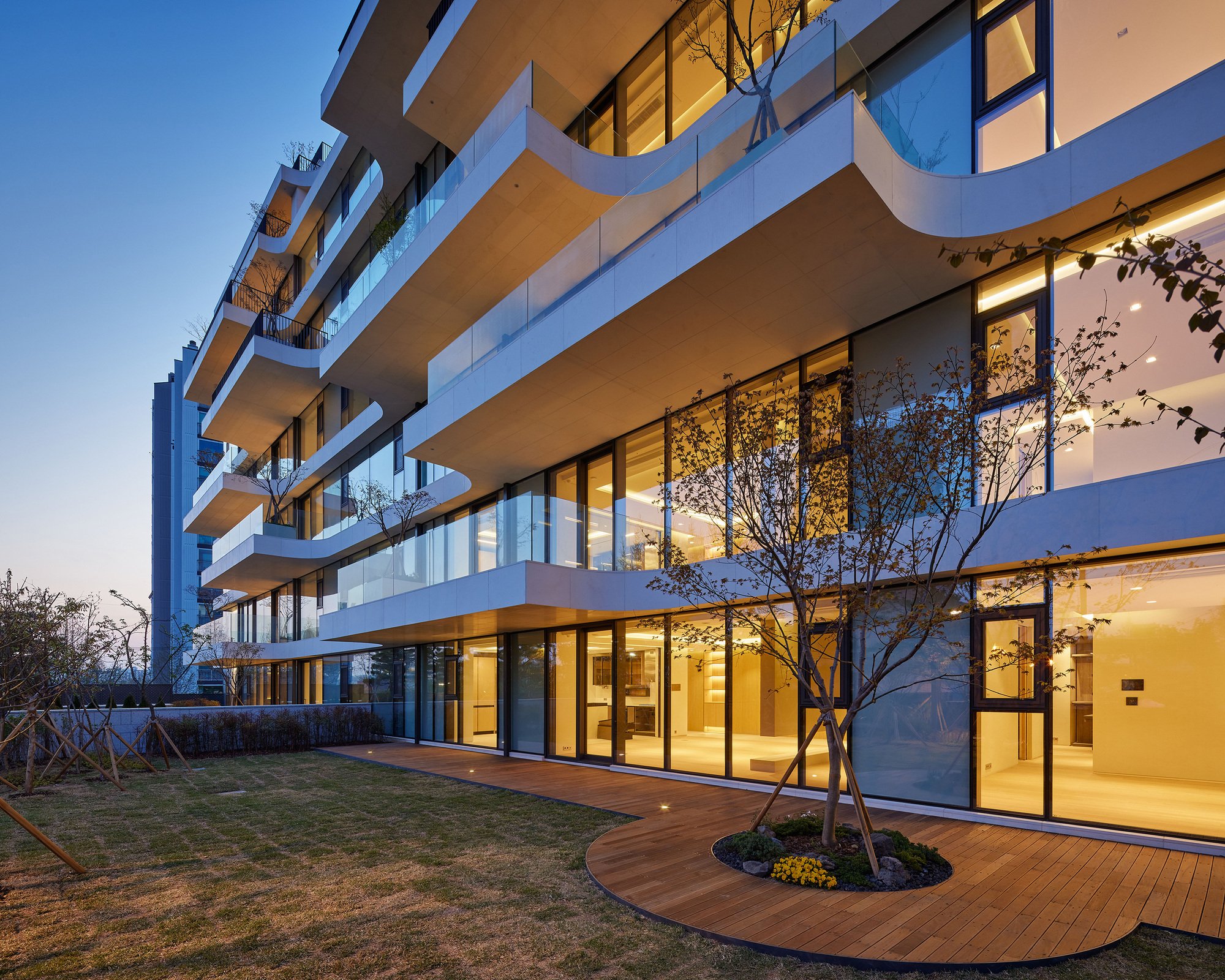 Hyunjoon Yoo and Partners Stack 26 Luxury Units into a Terraced Acropolis on Seoul's Han River