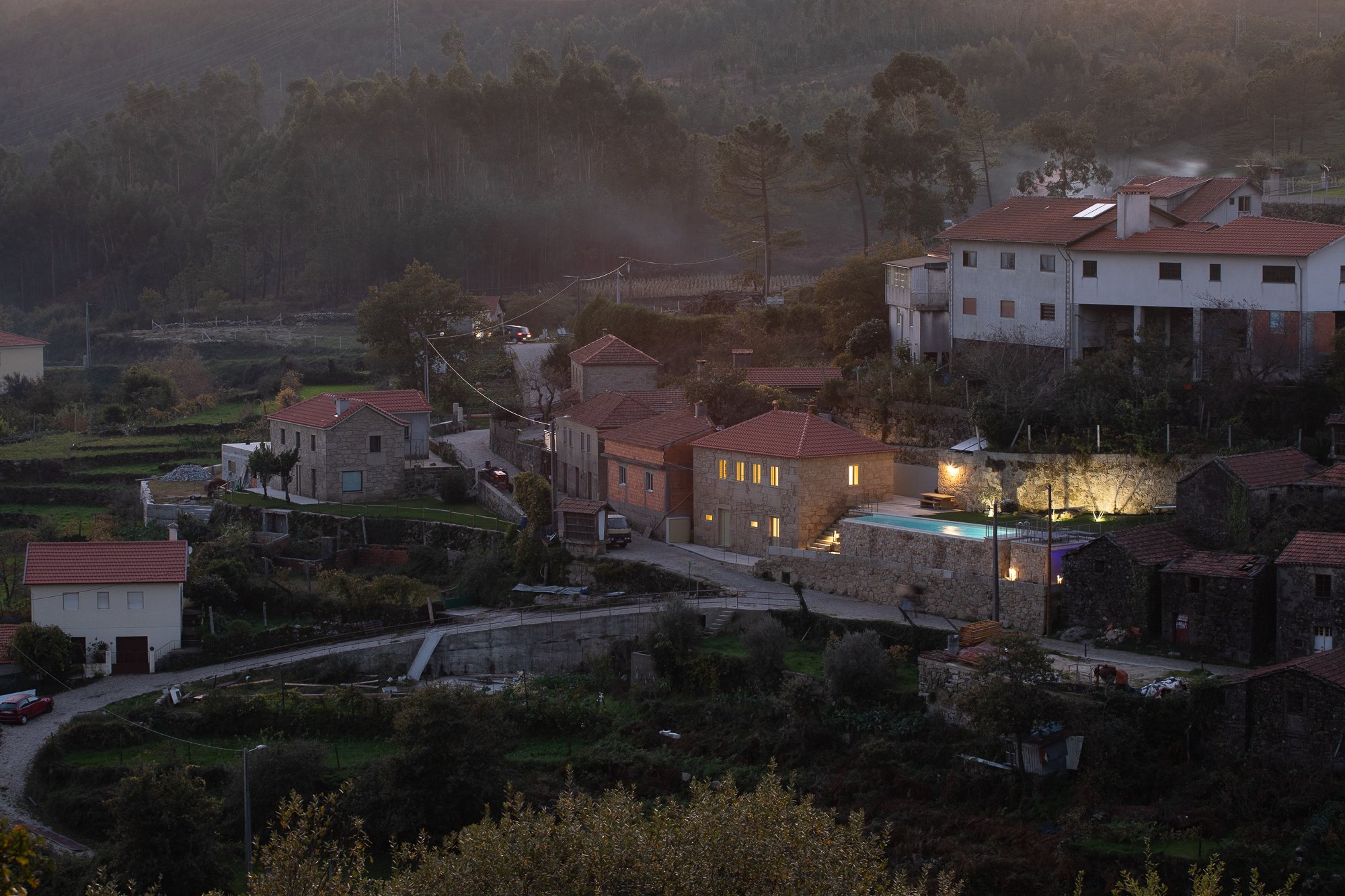 aste arquitectura Restores a Century-Old Granite House in a Portuguese Hill Village
