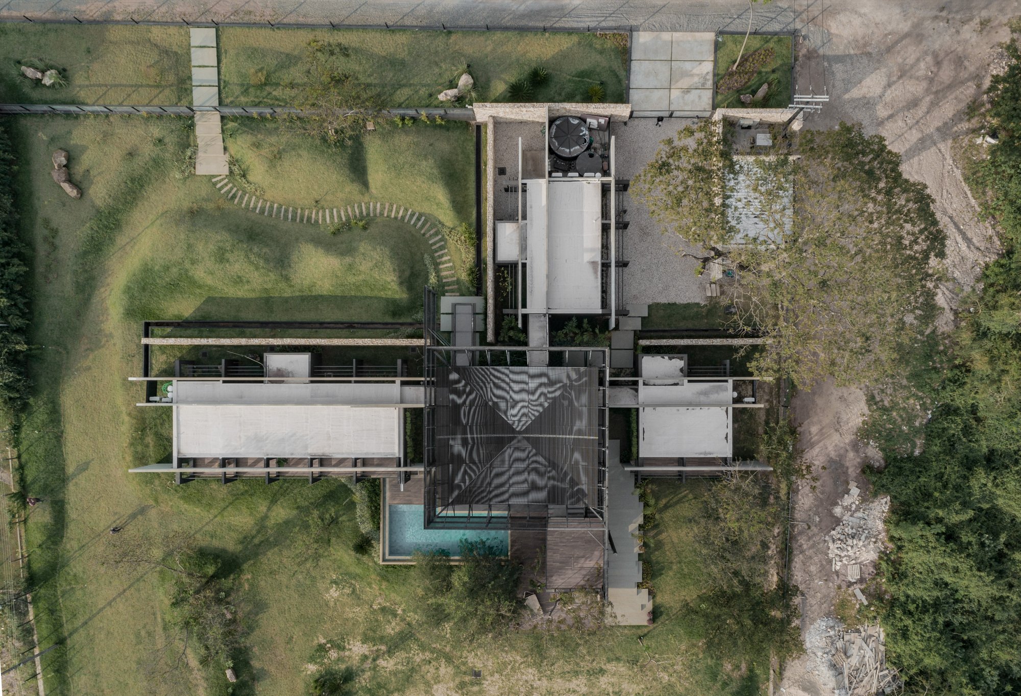Bauen Arranges a Cruciform Residence Like a Windmill Across a Paraguayan Hillside