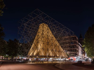 P + S Estudio Turn Scaffolding, Burlap, and Boulders into an Ephemeral Pavilion in Granada