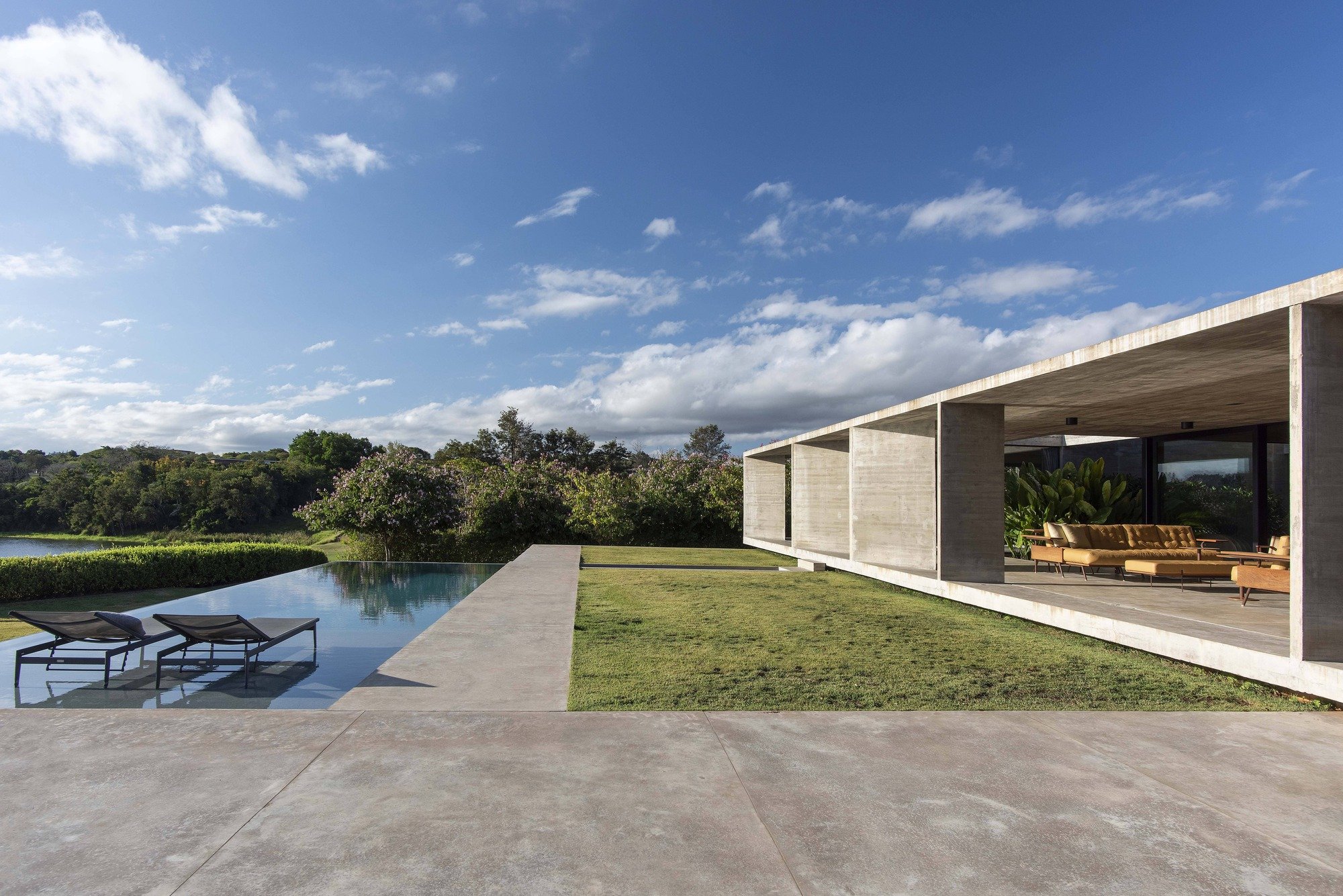 Luciano Kruk Conceals a 753 m² Concrete House in the São Paulo Landscape