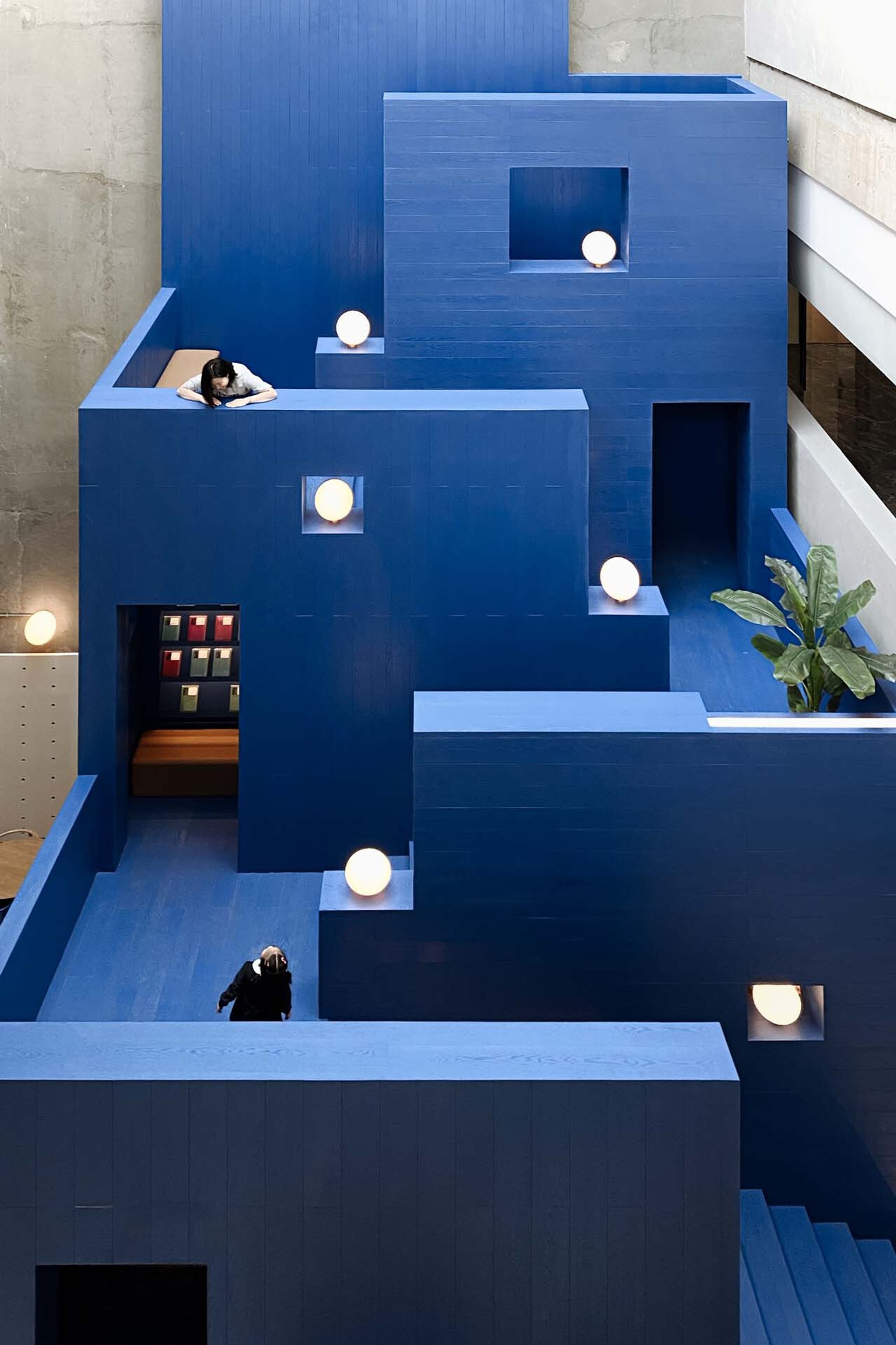 Studio YUDA and Studio NOR Stack a 17-Meter Book Mountain Inside a Shanghai Gymnasium