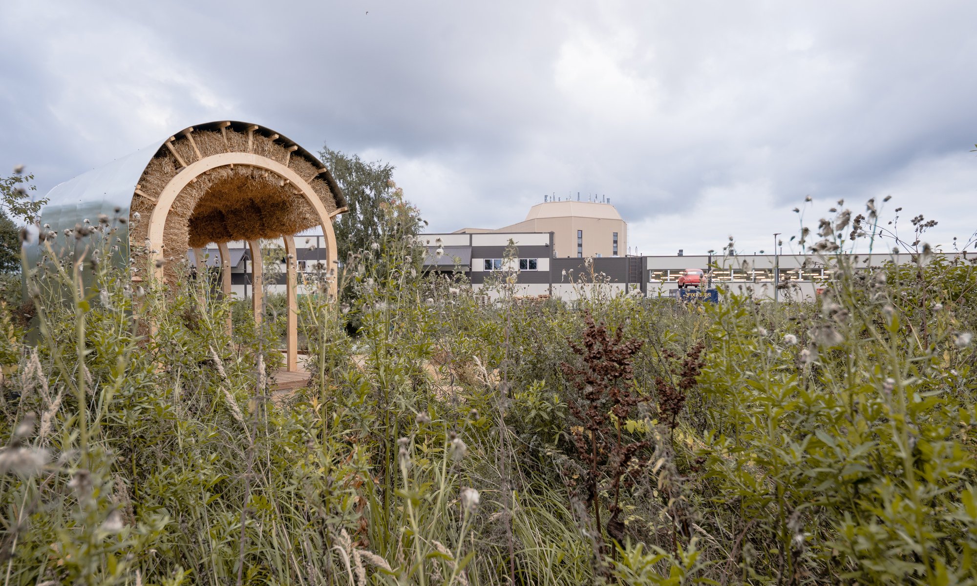 Kollektiiv Builds a Straw Chapel on Tallinn's Pollinator Highway