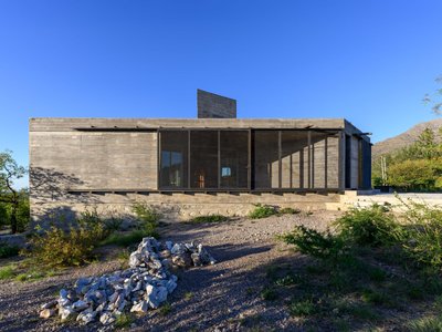 Cristian Nanzer Triangulates a Concrete House Around Three Distant Peaks in Córdoba
