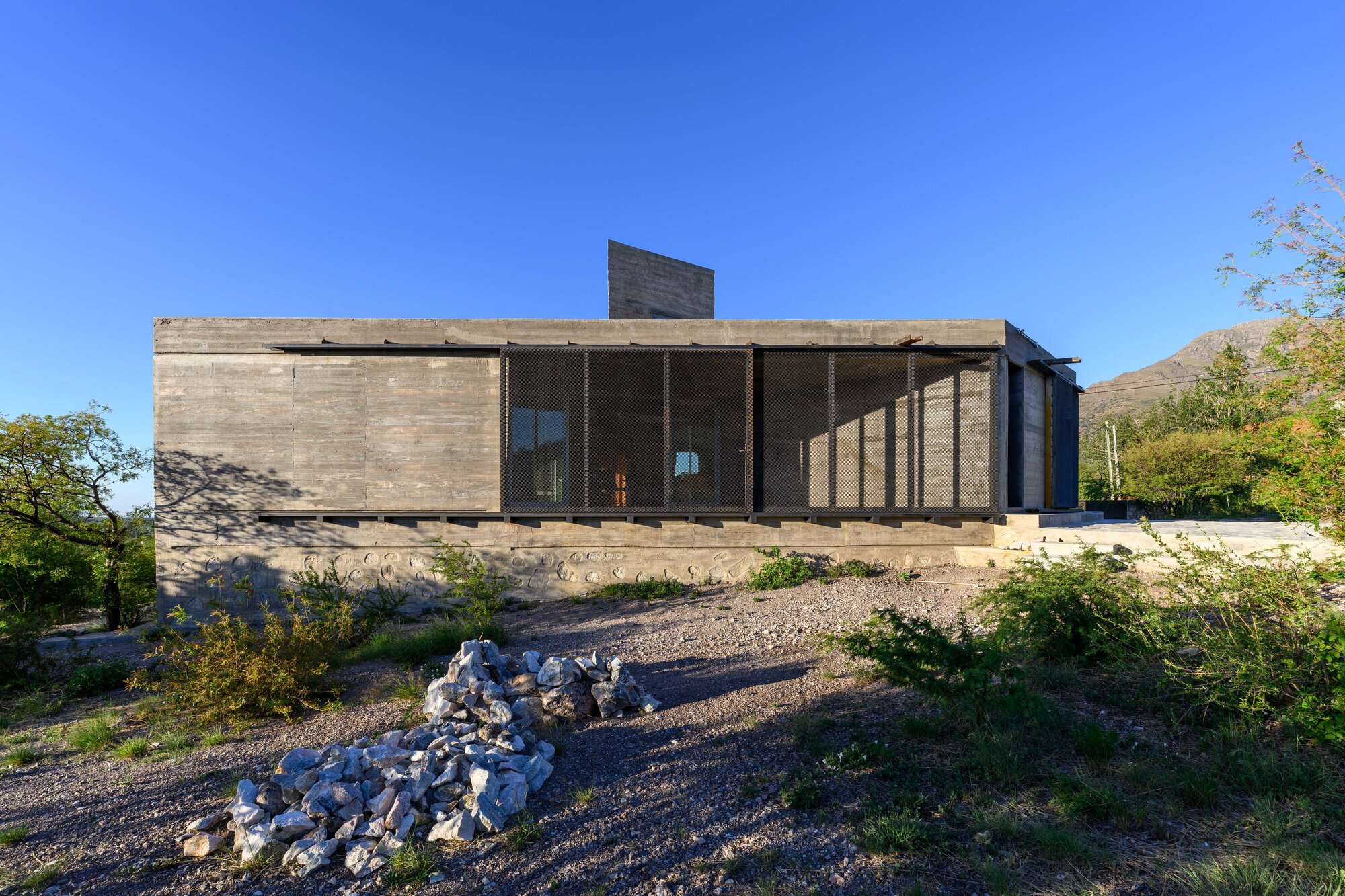 Cristian Nanzer Triangulates a Concrete House Around Three Distant Peaks in Córdoba