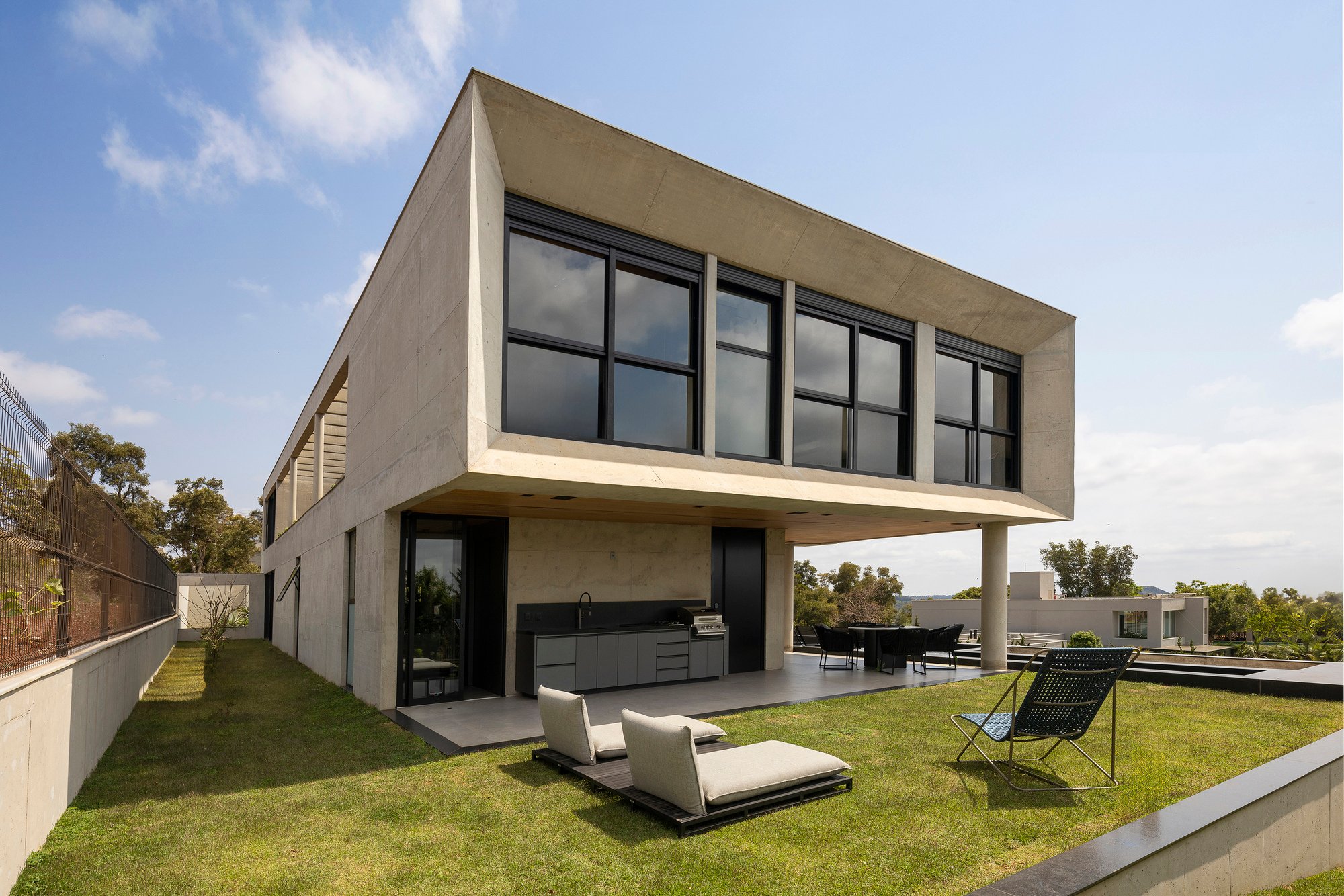 Frederico Bicalho Stretches a Concrete House Along a Minas Gerais Hillside to Chase the Horizon