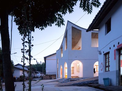 Jumping House Lab Lifts Four Roof Corners to Carve Light into a Rural Chinese Art Studio
