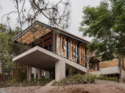 DAFdf Arquitectura Threads a Concrete and Timber House Through the Pines of Valle de Bravo