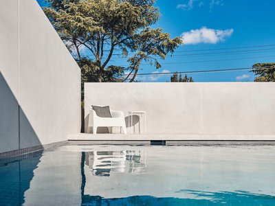 FGR Architects Folds Concrete and Glass into a Mediterranean Courtyard House in Melbourne