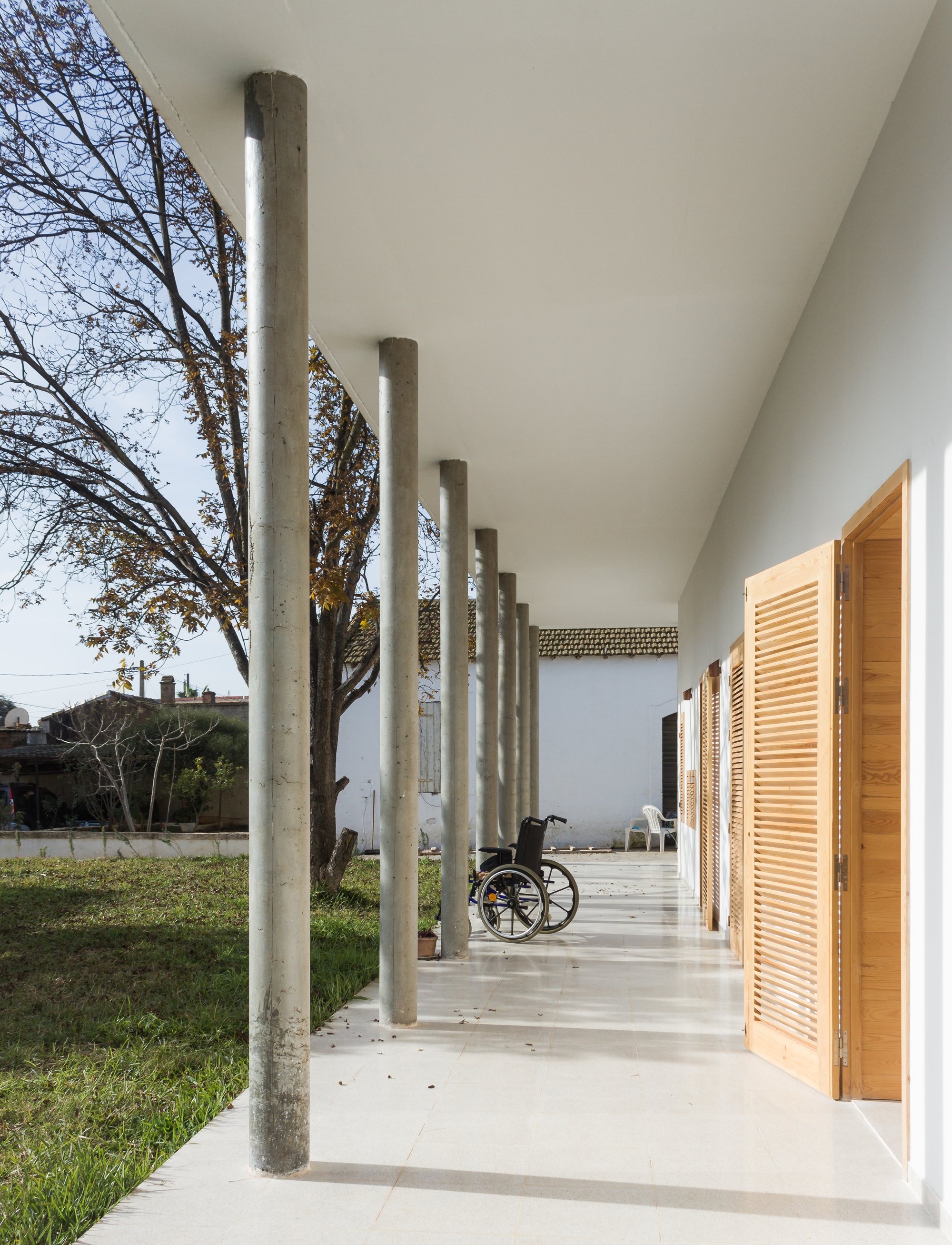 Atelier Messaoudi Architects Builds a Colonnaded House in Algeria for Aging Parents