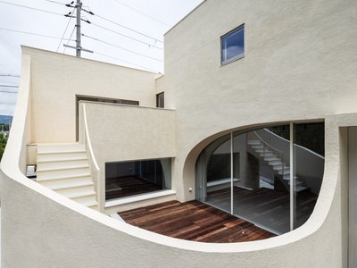 Daisuke Ibano and Ryosuke Fujii Shape an Osaka Family Home Around Spline Curves and Forest Views