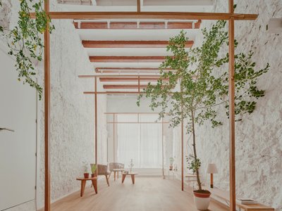 Roman Izquierdo Bouldstridge Turns an Old Barcelona Shop into a Loft Organized by Emptiness
