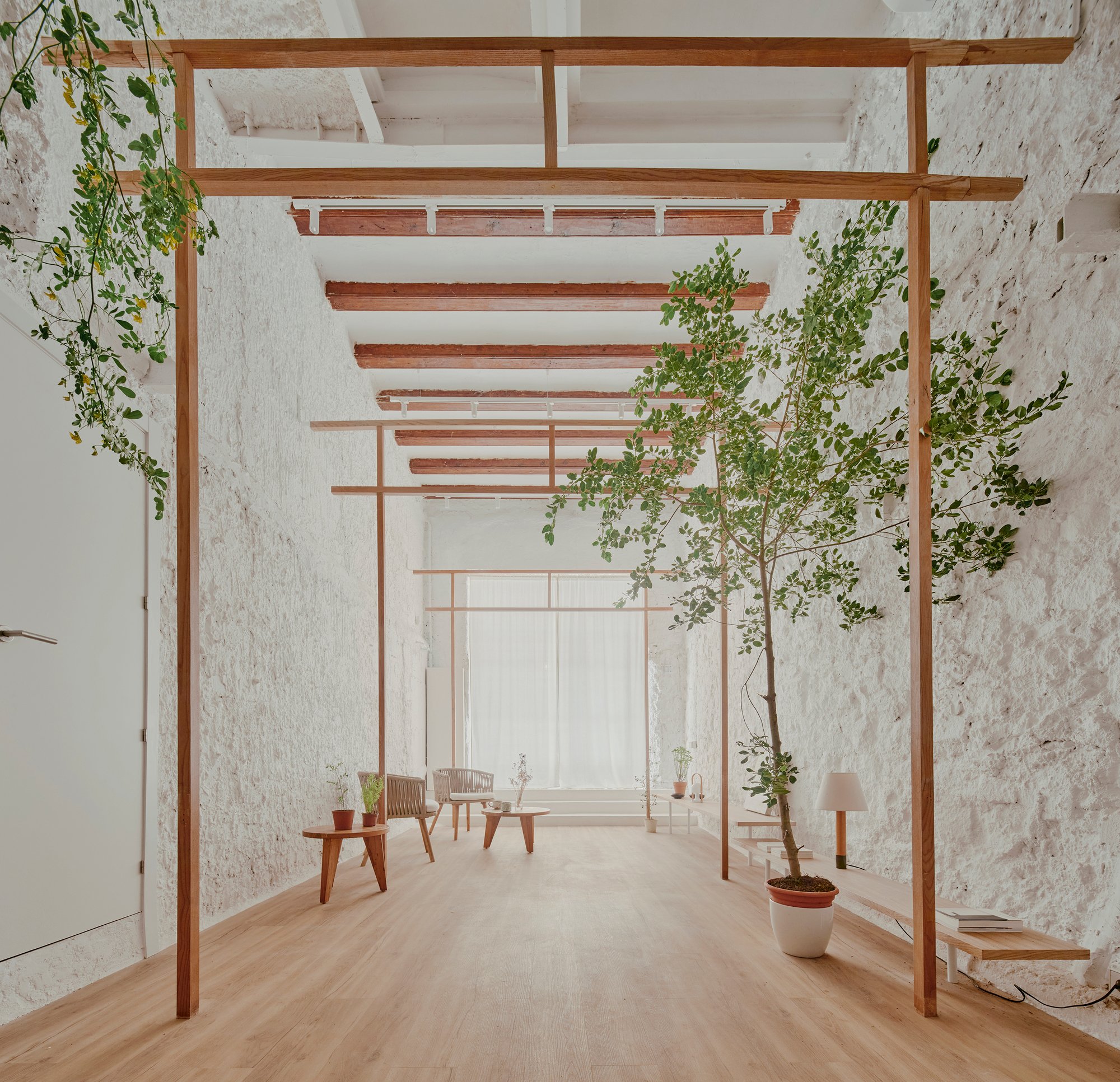 Roman Izquierdo Bouldstridge Turns an Old Barcelona Shop into a Loft Organized by Emptiness