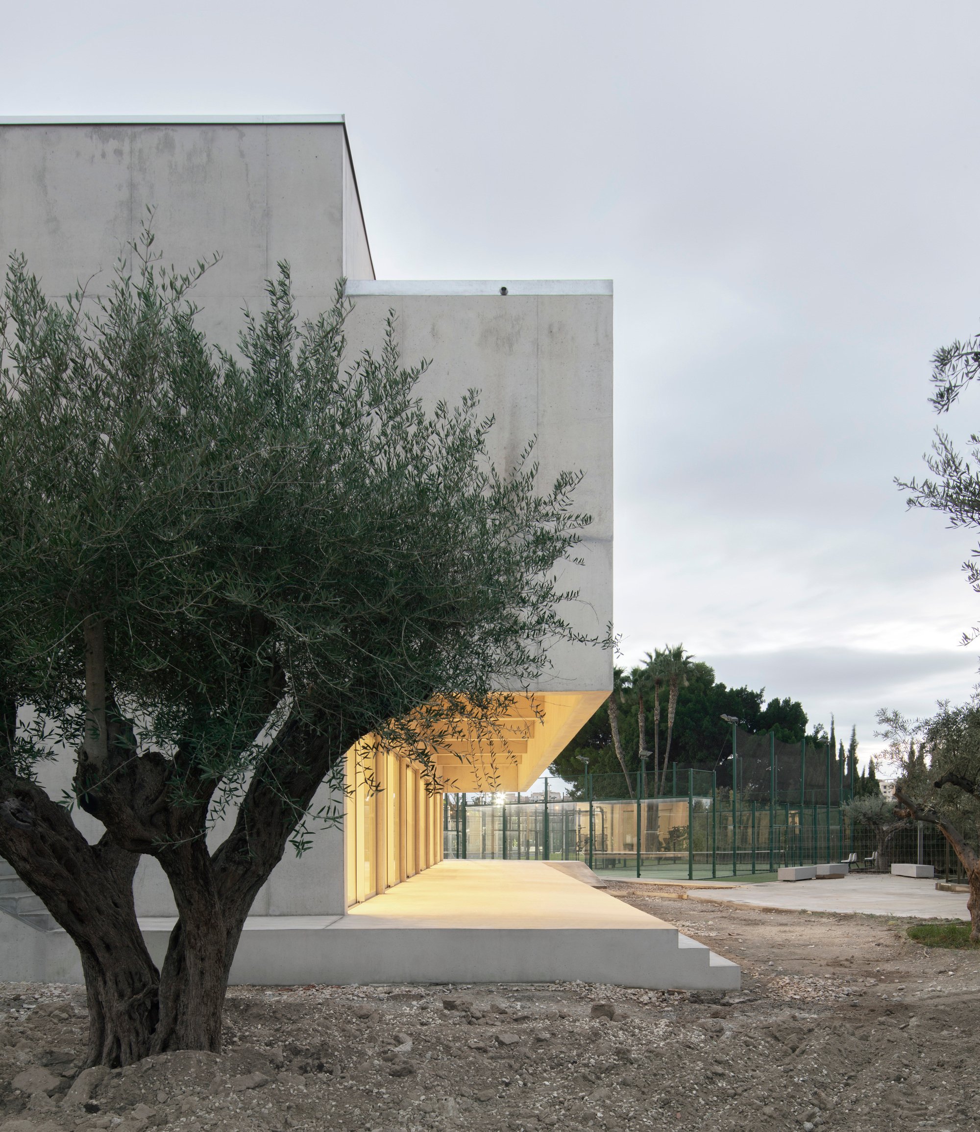 Estudio Úbeda Valero and Roque Carlos Valero Complete an H-Plan Sports Building inside a Squash Court