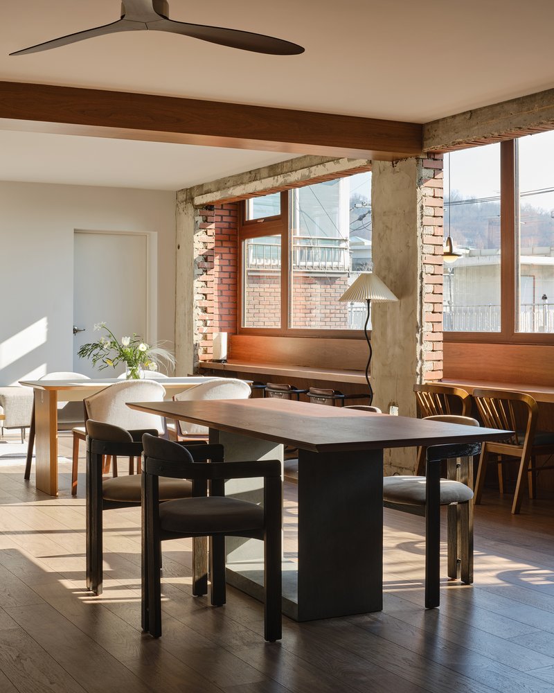 Sherpa Strips a Seoul Brick Building Back to Its Bones for Vonzrr Café