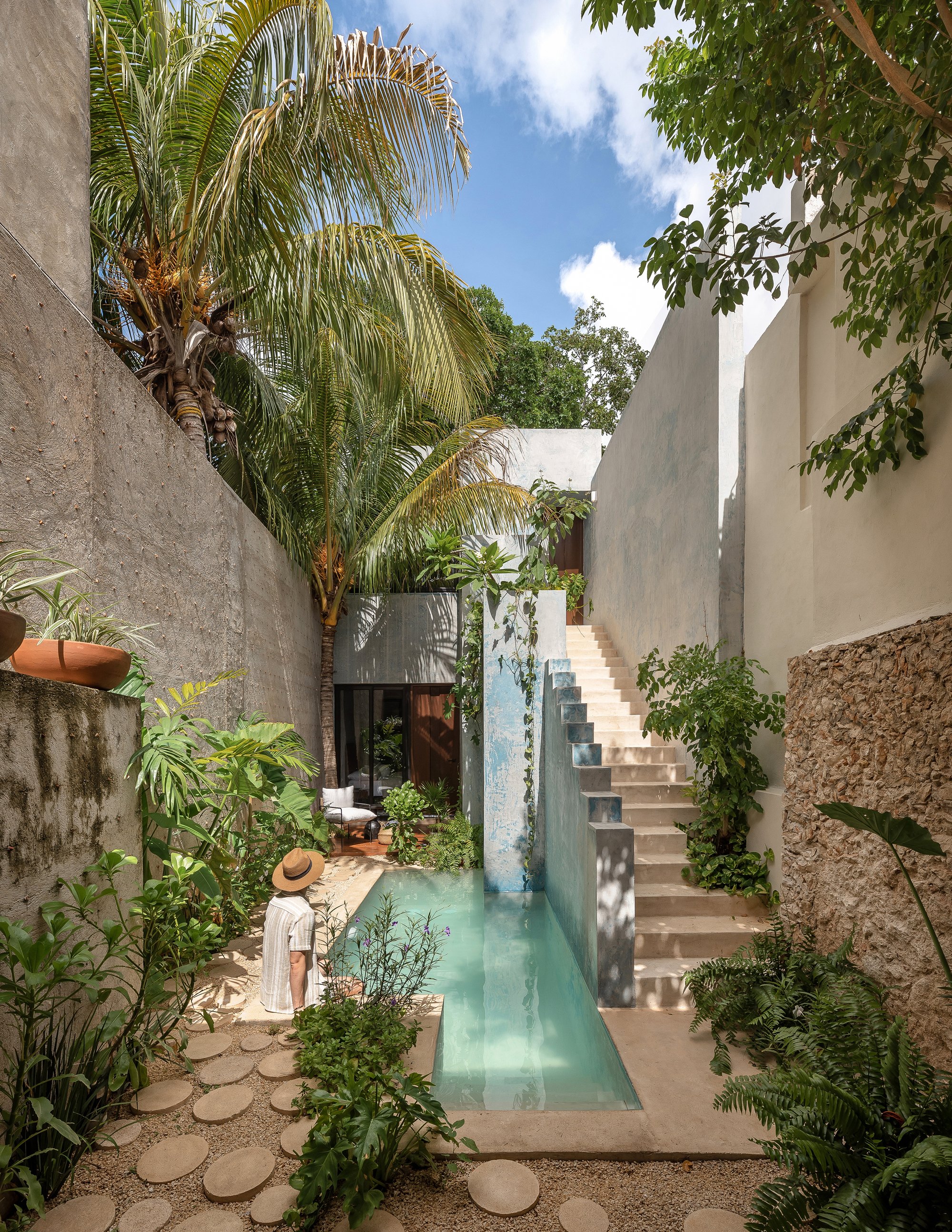 Workshop and Diseño y Construcción Carve a Layered Retreat from a Century-Old Mérida House