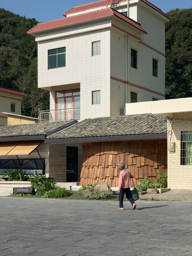 ARC Z and Practice on Earth Carve a Tavern and Teahouse into a Huizhou Hillside Village