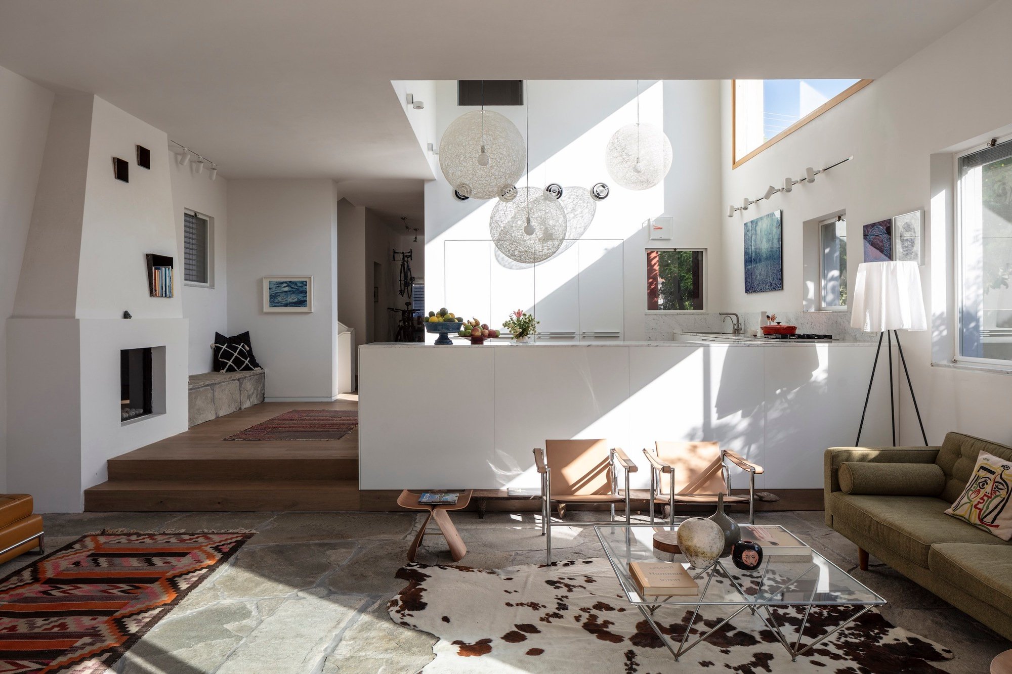 Yaniv Pardo Architects Hides a Three-Story World Behind a Modest Street Wall in Ramat Hasharon