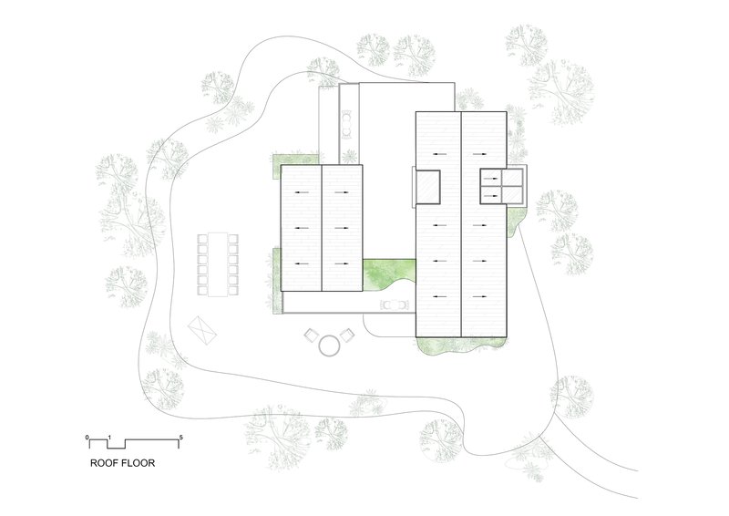Roof floor plan showing rectangular volumes arranged around a central courtyard with surrounding trees and pathways